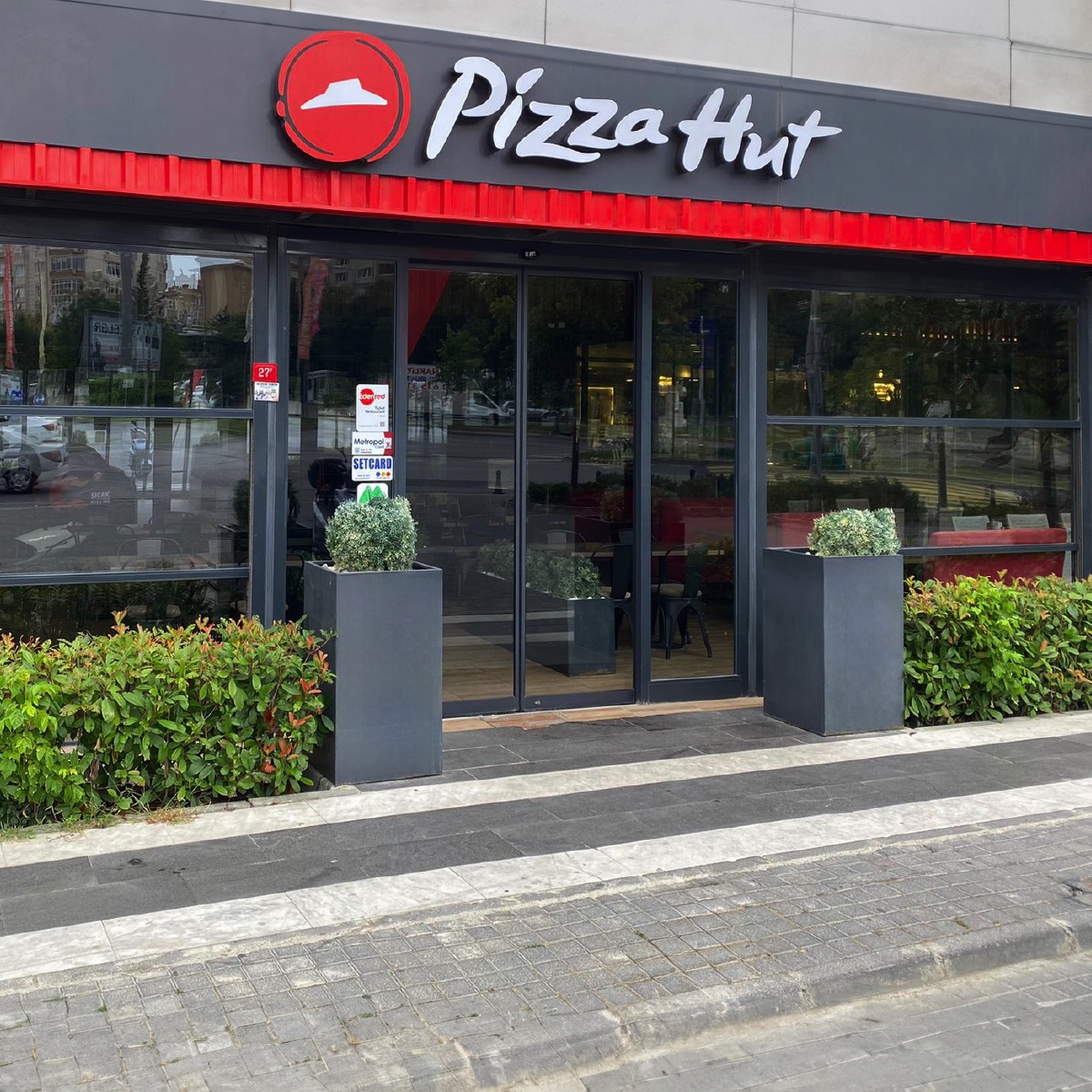 Pizza Hut ve Krispy Kreme de yenilenebilire geçti