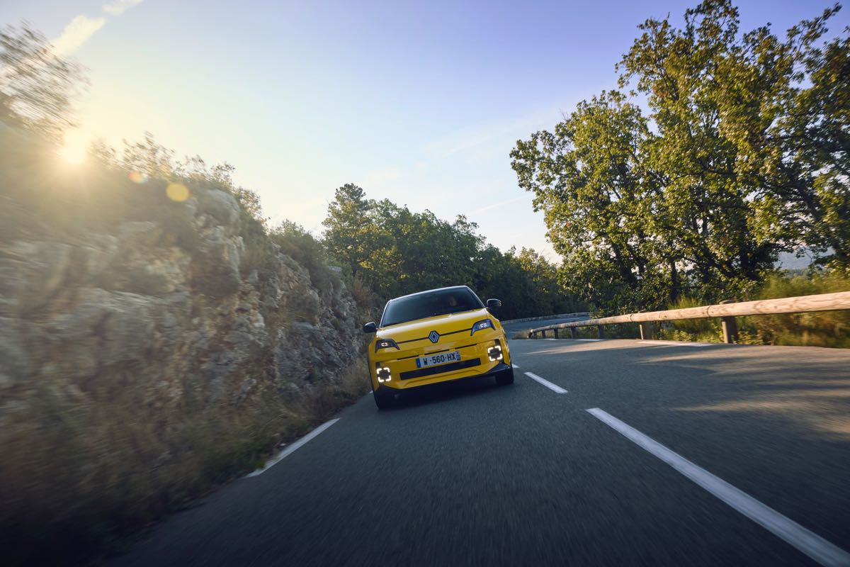 Renault 5 E-Tech test sürüşlerine başladı 25