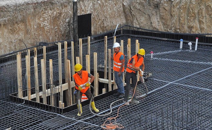 Şırnak’ta kaçak elektrik denetimi yapan ekibe saldırdılar