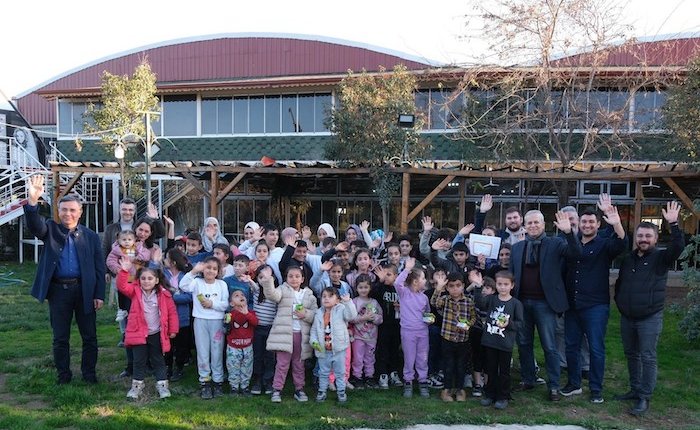 Toroslar EDAŞ çalışanlarının konteyner kentinde karne sevinci