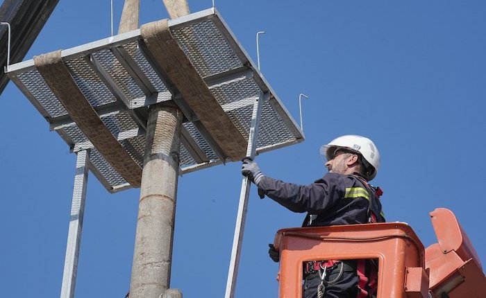 UEDAŞ, elektrik direklerini leylekler için hazırladı