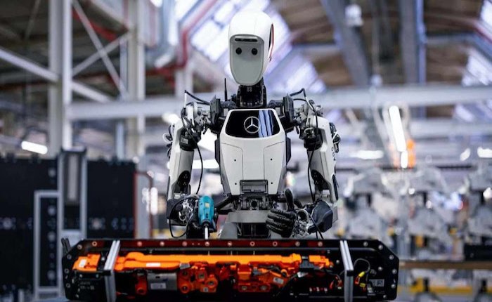 Mercedes insansı robotlarla üretime başladı