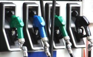 Benzine beklenen indirim geldi